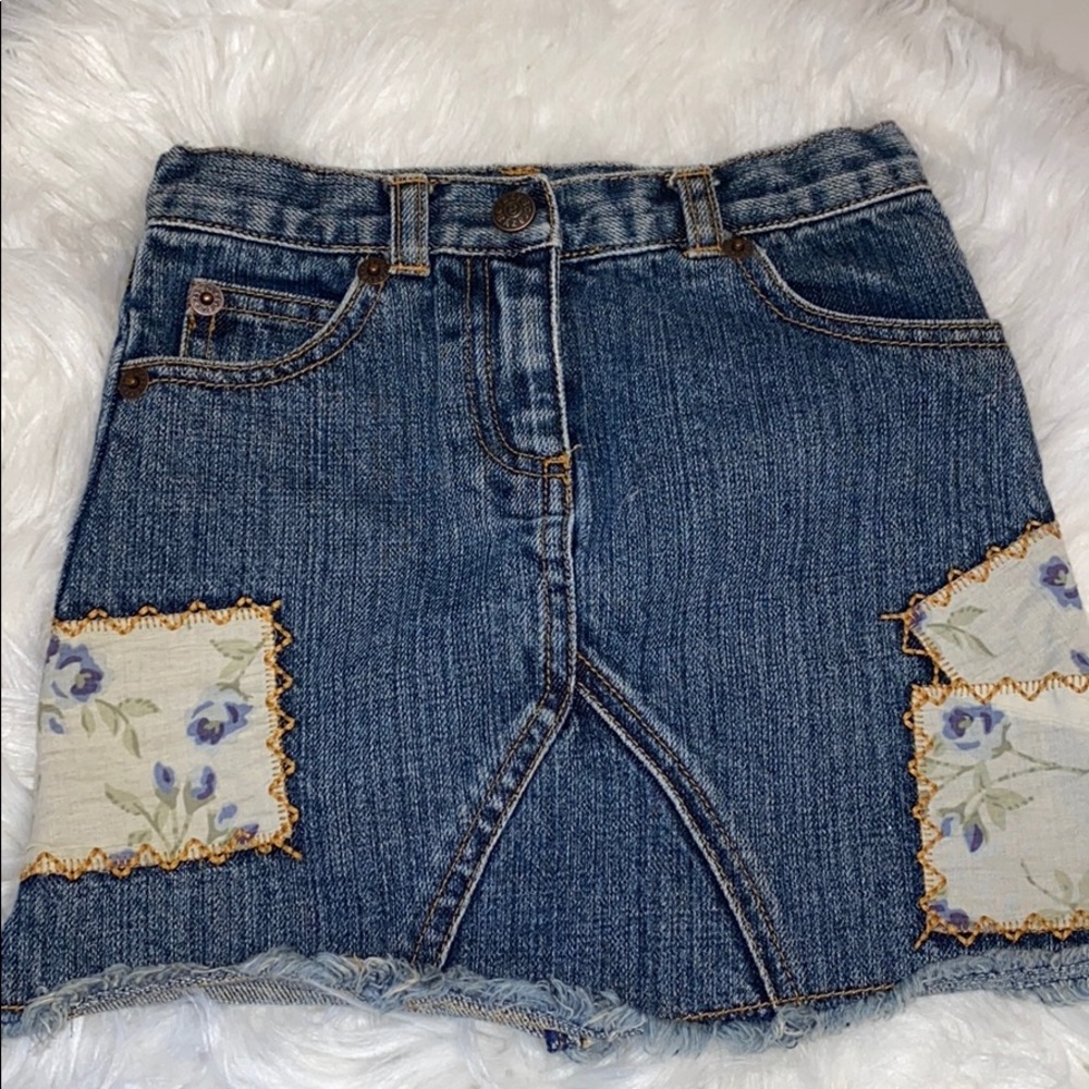 JEAN SKIRT W FLORAL PATCHES.